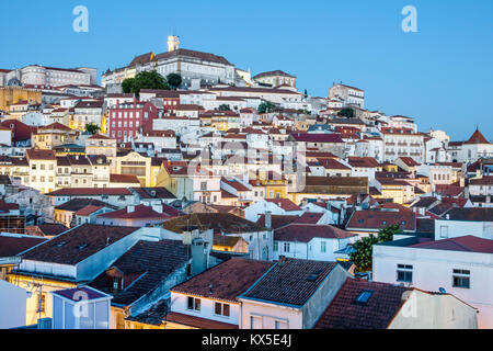 Coimbra Portugal, historisches Zentrum, Alta, Uptown, Universität von Coimbra, Skyline der Stadt, Gebäude, Hügel, Dächer, Dämmerung, Nachtabend, Hispanic, Immi von Einwanderern Stockfoto