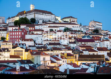 Coimbra Portugal, historisches Zentrum, Alta, Uptown, Universität von Coimbra, Skyline der Stadt, Gebäude, Hügel, Dächer, Dämmerung, Nachtabend, Hispanic, Immi von Einwanderern Stockfoto