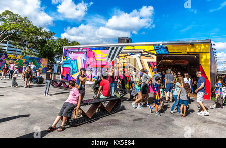 Besucher von Wynwood Walls, Wynwood Art District, Miami, Florida, USA. Stockfoto