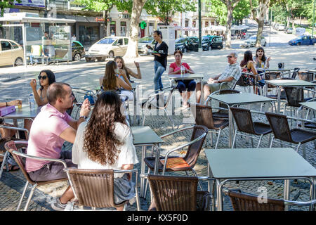 Coimbra Portugal, Praca da Republica, Plaza of the Republic, Straßencafé, Außenterrasse, Außenterrasse mit Tischen, Essstraße, Erwachsene Erwachsene Männer Stockfoto