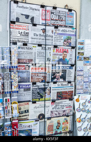 Porto Portugal,Zeitungskiosks,Rack,internationale Nachrichten,Zeitungen,Schlagzeilen,Portugiesisch,Russisch,Spanisch,Französisch,Englisch,Sprache,Display Sale Hispanic,immigra Stockfoto