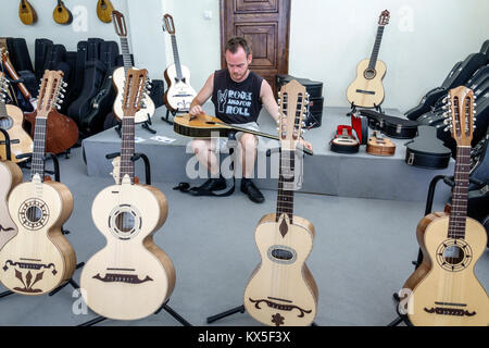 Porto Portugal,Casa da Guitarra,Gitarren,Laden,traditionelle Musikinstrumente,Mann Männer männlich,Stimmung,akustisch,Viola Alentejana,Viola Beiroa,12 Saiten,di Stockfoto