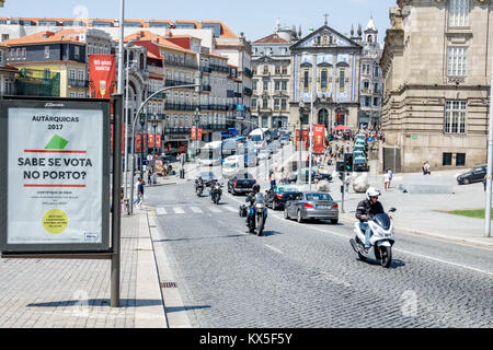 Porto Portugal, historisches Zentrum, Sao Bento, Calcada de Vandoma, Skyline, Igreja dos Congregados, St. Antonius Kirche der Gemeinde, Straße, Verkehr, Mo Stockfoto