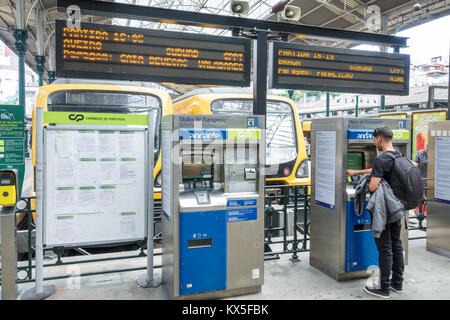 Porto Portugal, historisches Zentrum, Sao Bento, Bahnhof, Zug, Bahnsteig, Strecke, Live-Abfahrt, Andante, Ticketautomaten, Hispanic, Einwanderer i Stockfoto