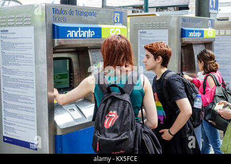 Porto Portugal, historisches Zentrum, Sao Bento, Bahnhof, Zug, Bahnsteig, Andante, Ticketautomaten, Hispanic, Immigranten, weibliche Wome Stockfoto