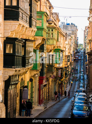 Street Scene mit Gallarija, typischen hölzernen Balkon in Valletta, der europäischen Kulturhauptstadt 2018, Malta, Europa Stockfoto