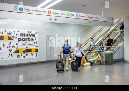 Porto Portugal, Metro do Porto, U-Bahn, öffentliche Verkehrsmittel, Trindade Station, Rolltreppe, Schild, Ausgang, Richtung, Linien, hispanisch, Immigranten, Paar, Rollin Stockfoto