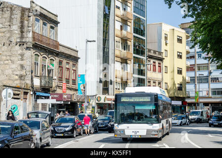 Porto Portugal, Rotunda da Boavista, Kreisverkehr, Bus, Straßenszene, Gebäude, Verkehr, geparkte Autos, Wohnhäuser, lateinamerikanisches Latino eth Stockfoto