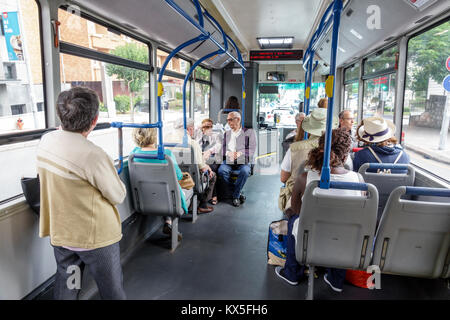 Porto Portugal, öffentlicher Nahverkehr, Sociedade de Transportes Colectivos do Porto, STCP, Bus, innen, Passagiere Fahrer, Reiten, Sitzen, Stehen Stockfoto