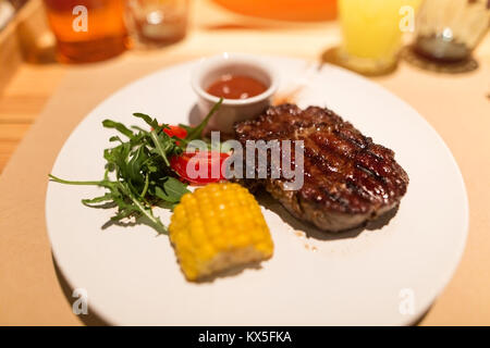 Millionär Frühstück: Saftiges Rindfleisch Steak mit Gemüse garniert auf einem weißen Teller. Selektive konzentrieren. Stockfoto