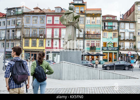 Porto Portugal, historisches historisches Zentrum, Martyrs Street, Rua Campo dos Martyres da Patria, plaza, Statue, Bischof Antonio Ferreira Gomes, Anti-Faschismus-Held, Stockfoto