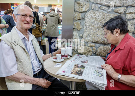 Porto Portugal, historisches Zentrum, Muralhas do Olival, Café, Bäckerei, Restaurant Restaurants Essen Essen Essen Café Cafés, hispanischer Mann Männer männlich, Frau weibliche Frauen Stockfoto