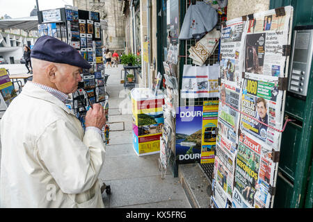 Porto Portugal, historisches Zentrum, Zeitungskiosks, Zeitungen, Kiosk, Hispanic, Immigranten, Männer, Senioren, Bürger, Mütze, Leseecke Stockfoto