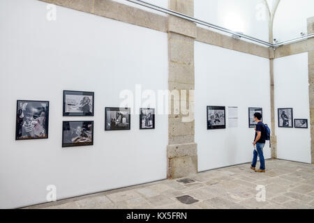 Porto Portugal, historisches Zentrum, Centro Portugues de Fotografia, Portugiesisches Fotografiezentrum, Museum, Ausstellungsausstellung Sammlung Humano, demasiado hu Stockfoto