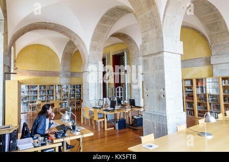 Porto Portugal, historisches Zentrum, Centro Portugues de Fotografia, Portugiesisches Fotozentrum, Museum, Forschungsbibliothek, Schreibtisch, Hispanic, Immigran Stockfoto