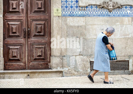 Porto Portugal, historisches Zentrum, Igreja do Carmo, Kirche, katholisch, außen, Mosaik, Azulejos, bemalte Fliesen, Tür, lateinisches lateinisches Latino eth Stockfoto