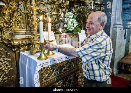 Porto Portugal, historisches Zentrum, Igreja do Carmo, Kirche, katholisch, innen, Gilde, Altar, Barock, hispanisch, Immigranten, Männer männlich, Senioren Stockfoto