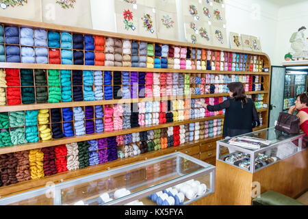 Porto Portugal, historisches Zentrum, Geschäft, Shopping Shopper Shopper Shop Shops Markt Märkte Markt Kauf Verkauf, Einzelhandel Geschäfte Business Bus Stockfoto