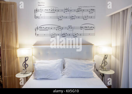 Porto Portugal, Hotel da Musica, Hotel, Dekor, Gästezimmer, Bett, Musikthema, Notation, Pelz-Elise, Hispanic, Einwanderer, Portugiesisch, PT170707105 Stockfoto