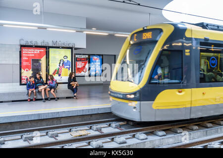 Porto Portugal, Metro do Porto, öffentliche Verkehrsmittel, U-Bahn, Station, Casa da Musica, Bahnsteig, ankommender Zug, Erwachsene Erwachsene Frau Frauen weibliche Dame, hispanische lat Stockfoto