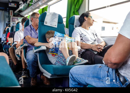 Porto Portugal, Campanha, Comboios de Portugal, Eisenbahn, Zug, Alfa Pendular, Pendolino Hochgeschwindigkeits-Kippzug, innen, Passagiere Fahrer Stockfoto