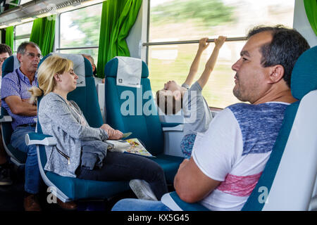 Porto Portugal, Campanha, Comboios de Portugal, Eisenbahn, Zug, Alfa Pendular, Pendolino Hochgeschwindigkeits-Kippzug, innen, Passagiere Fahrer Stockfoto