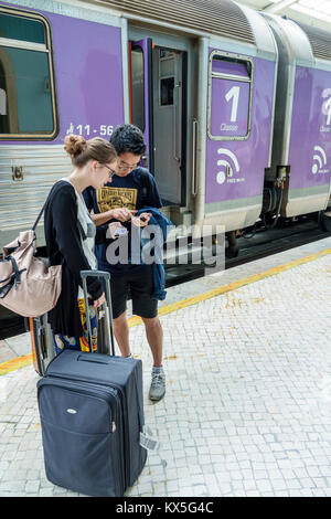 Lissabon Portugal, Cais do Sode, Bahnhof, Endstation, Zugterminal, Bahnsteig, Asiaten, ethnische Einwanderer Minderheit, Jungen, männliche Kinder Stockfoto