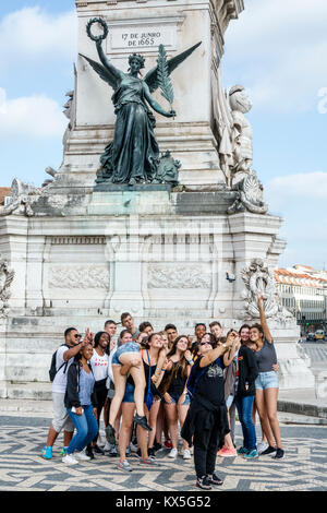 Lissabon Portugal, Altstadt, Praca dos Restauradores, plaza, Denkmal, multiethnisch multiethnisch, junge Jungen, männliche Kinder Kinder Kinder Jugendliche Jugendliche Jugendliche Stockfoto