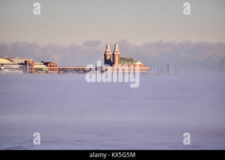 Winde und bittere Kälte gearbeitet Dampf über dem Eis in Lake Michgan und Burnham Hafen, Chicago's Navy Pier zu verfälschen zu erstellen. Stockfoto