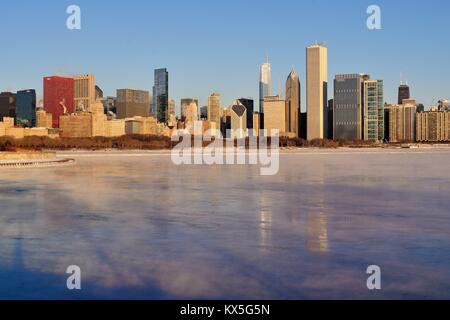 Chicago, Illinois, USA. Wind und bittere Kälte erzeugten Dampf über dem Eis im Lake Michigan und ermüdeten von Gebäuden. Stockfoto