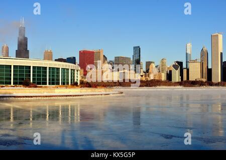 Winde und bittere Kälte erzeugt Dampf sowohl über dem Eis in den Lake Michigan und anstrengenden von Gebäude. Chicago, Illinois, USA. Stockfoto