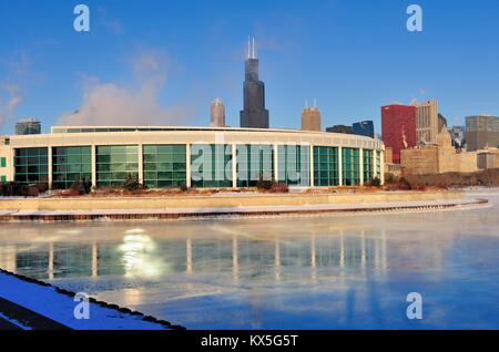 Chicago, Illinois, USA. Wind und bittere Kälte mit Windkältefaktoren über minus 20 Grad erzeugten Dampf im Lake Michigan. Stockfoto