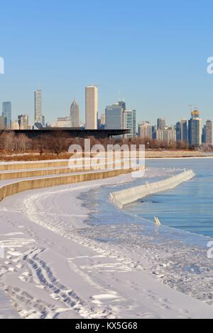 Winde, bitter kalt mit Windchill Faktoren von mehr als minus 20 Grad geschaffenen Bedingungen im Winter entlang des Lake Michigan. Chicago, Illinois, USA. Stockfoto