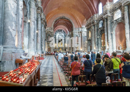 Lissabon Portugal,Rossio,Altstadt,Igreja de Sao Domingos,Nationaldenkmal,innen,Katholische Kirche,Religion,Messe,Eucharistiefeier, Stockfoto