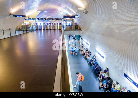 Lissabon Portugal, Baixa-Chiado, Metro Lisboa, Nahverkehr, U-Bahn, Station, Atrium, Plattform, Passagiere Reiter, Blick von oben, Hispanic, Immigranten, Po Stockfoto