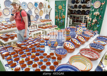 Lissabon Portugal, Castelo Viertel, Shopping Shopper Shopper Shop Shops Markt Märkte Marktplatz Kauf Verkauf, Einzelhandel Geschäfte Business Unternehmen Stockfoto