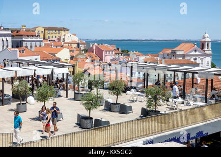 Lissabon Portugal,Tejo River,Alfama,historisches Viertel,Miradouro das Portas do Sol,Aussichtsplattform,Terrasse,Aussichtspunkt,Skyline,Dächer,Residenzen,AP Stockfoto