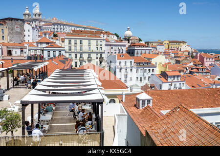 Lissabon Portugal, Alfama, historisches Viertel, Miradouro das Portas do Sol, Aussichtsplattform, Terrasse, Aussichtspunkt, Skyline, Dächer, Residenzen, Apartmentgebäude Stockfoto