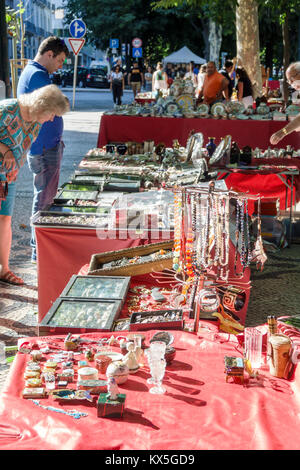 Lissabon Portugal, Avenida Da Liberdade, Sonntag Flohmarkt, Antiquitätenmesse, Verkäufer Verkäufer verkaufen Verkauf, Stände Stand Händler Händler Markt ma Stockfoto