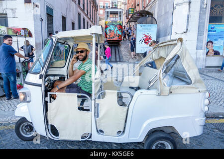 Lissabon Portugal, Pombaline Downtown, Restauradores Square, Auto-Rikscha, Dreirad, Tuk-Tuk, Hispanic, Immigranten, Männer, Fahrer, Hispanic Stockfoto