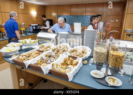 Lissabon Portugal, Liberdade, Hotel Marques de Pombal, Hotel, Speisesaal, kostenloses Frühstück, Buffet, Brot, Korb, Müsli, Hispanic Latin Latino Ethnic mi Stockfoto