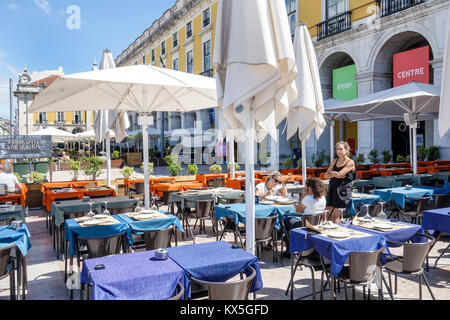 Lissabon Portugal, Praca do Comercio, Terreiro do Paco, plaza, Commerce Square, Outdoor, Cafe, Restaurant Restaurants Essen Essen Essen Café Cafés, Tische, al fresco, s Stockfoto