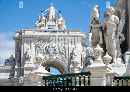 Lissabon Portugal, Praca do Comercio, Terreiro do Paco, plaza, Handelsplatz, Statue von Dom Jose, Sockel, Blick auf Arco da Rua Augusta, Triumphbogen, Hispan Stockfoto