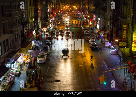 NEW YORK CITY - ca. 2017: Ansicht von Oben der ein Chinatown night street Szene besetzt ist an der East Broadway in Manhattan, New York City Stockfoto