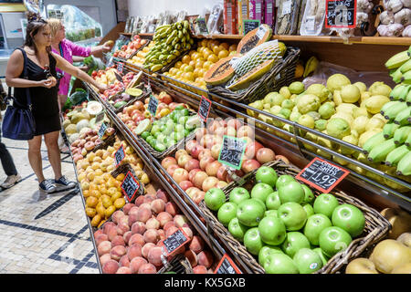 Lissabon Portugal, Altstadt, Zentrum, Praca da Figueira, Mercado da Figueira, Markt, Lebensmittelgeschäft, Obst, Äpfel, Pfirsiche, Zitronen, Limetten, Einkaufsmöglichkeiten Stockfoto