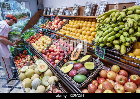 Lissabon Portugal, Altstadt, Zentrum, Praca da Figueira, Mercado da Figueira, Markt, Lebensmittelgeschäft, Obst, Bananen, Mangos, Orangen, Cantaloupe Me Stockfoto