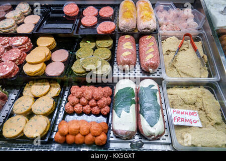 Lissabon Portugal, Altstadt, Zentrum, Praca da Figueira, Mercado da Figueira, Markt, Lebensmittelgeschäft, Fleisch, Kühlkoffer, paniertes Huhn, Hamburger Stockfoto