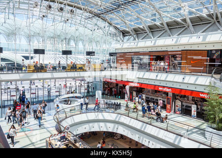 Lissabon Portugal, Oriente, Parque das Nacoes, Park der Nationen, Centro Vasco da Gama Einkaufszentrum, Zentrum, Einkaufszentrum, innen, mehrere Ebenen, Glas, Metalldach, Sho Stockfoto