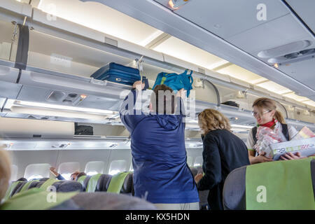 Lissabon Portugal, Humberto Delgado Airport, LIS Portela Airport, TAP, Air Portugal, Airline, Flugzeug, Innenraum, Boarding, Handgepäck Baggag Stockfoto