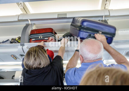 Lissabon Portugal, Flughafen Humberto Delgado, LIS, Flughafen Â Portela, TAP, Air Portugal, Fluggesellschaft, Flugzeug, Innenraum, Boarding, Handgepäck im Gepäckbeutel Stockfoto